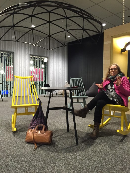 Ilmari Tapiovaaran suunnitelemia keinutuolia Oulun lentokenttä lounge:issa