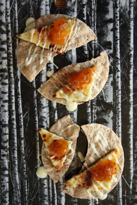 spelttinäkkäri ja leipäjuustoa lakkahillolla