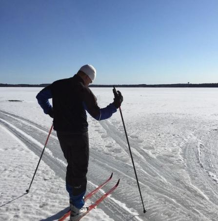 hiihtäminen järvenjäällä nordic winter